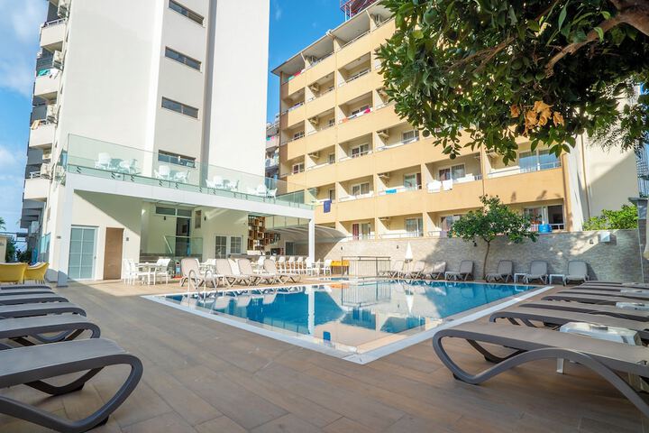 Hotel Pool