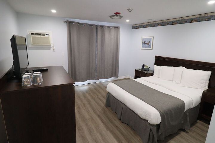 Classic Queen Bed (5 of 63)