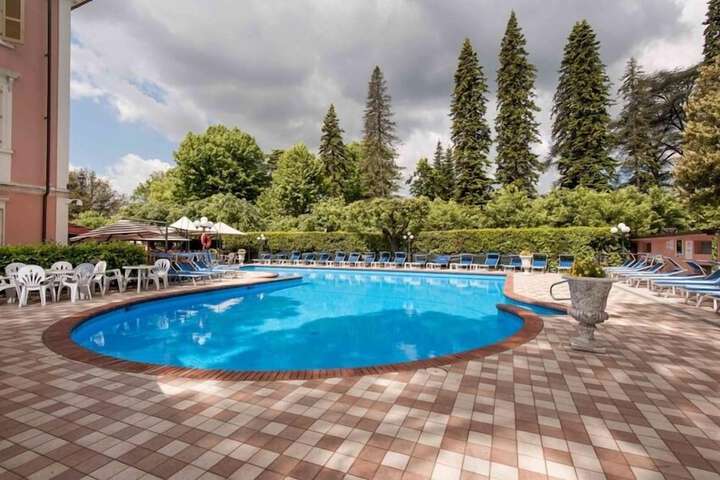 Hotel with Pool