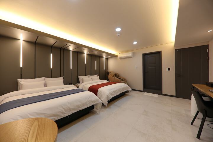 Room 14 of 100