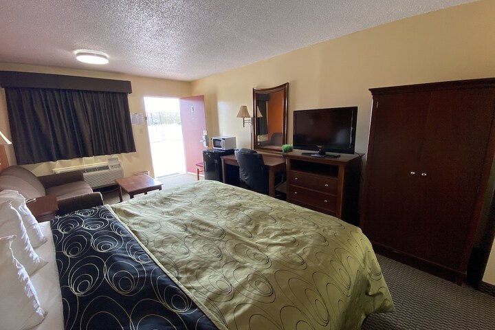 1 King Bed (6 of 12)