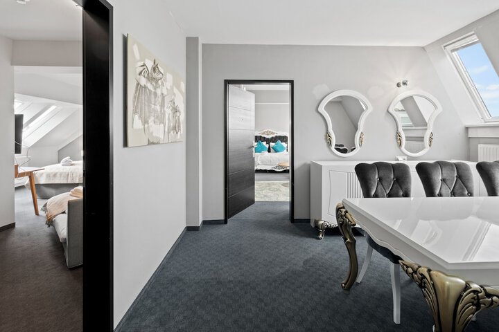 Room 34 of 62