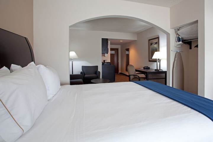 1 King Bed (10 of 11)