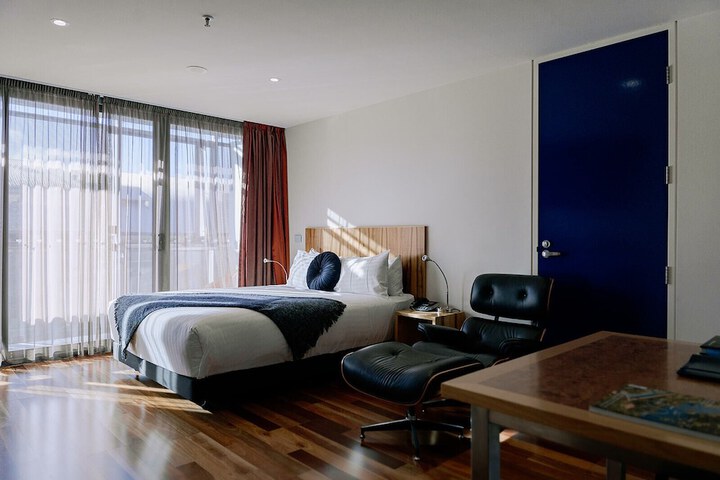 Room 11 of 38