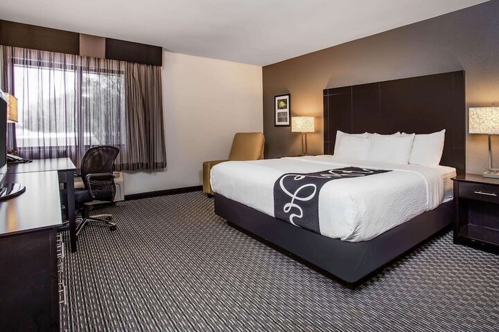 1 King Bed (6 of 7)