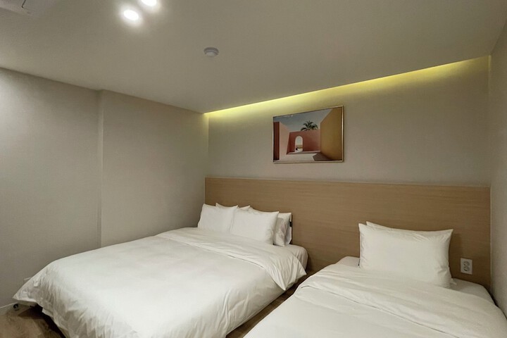 Room 34 of 60