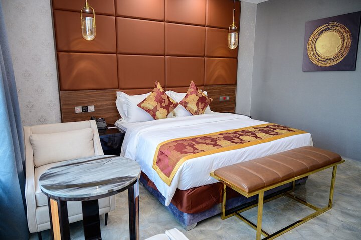 Room 20 of 166
