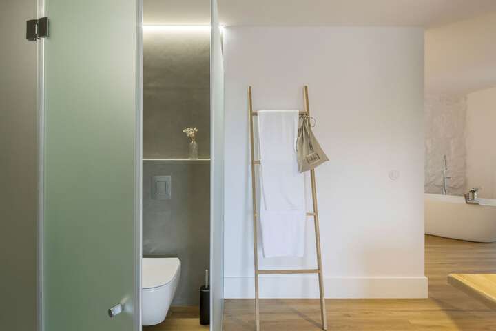 Room 52 of 106
