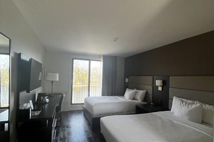 Room 6 of 82