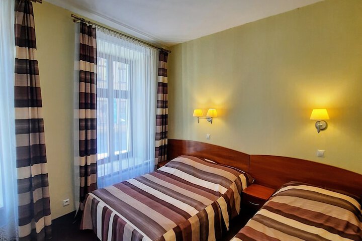 Room 10 of 33
