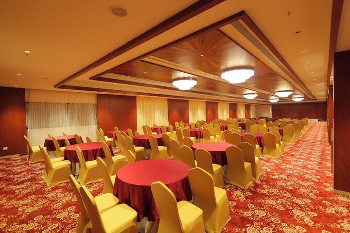 Ballroom/Hall 76 of 94