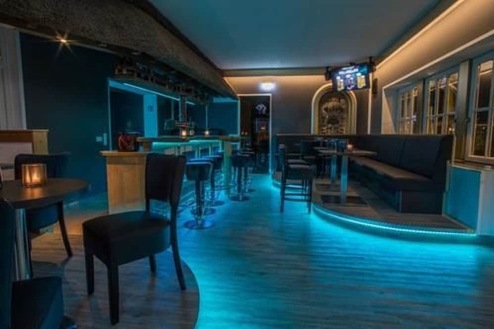 Lounge 34 of 41
