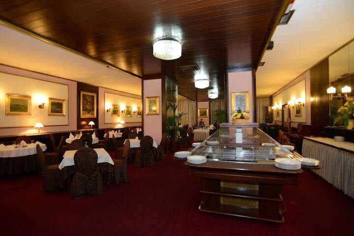Dining 64 of 69