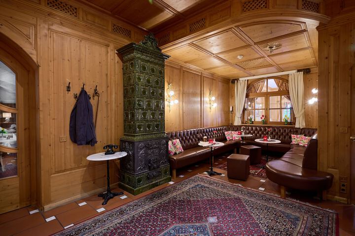 Lounge 69 of 90