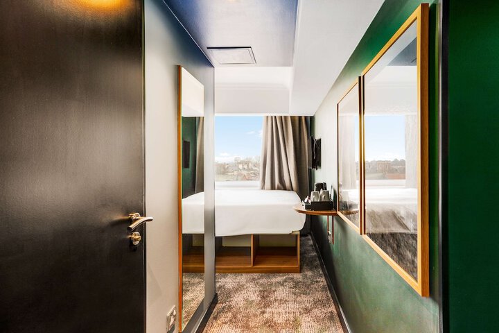 Room 51 of 137