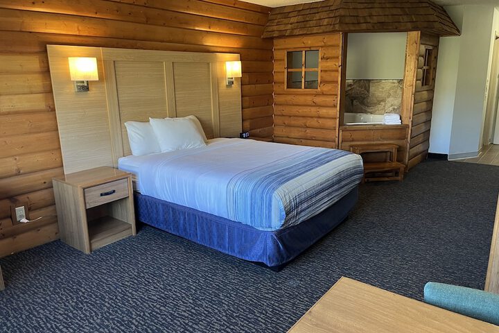 1 Queen Bed (24 of 25)