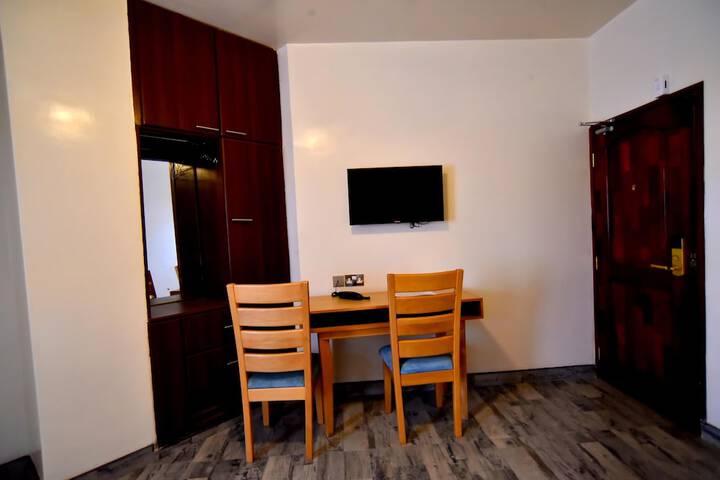 Room 6 of 33