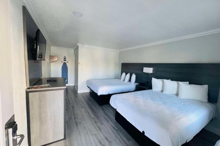 1 Queen Bed (12 of 20)