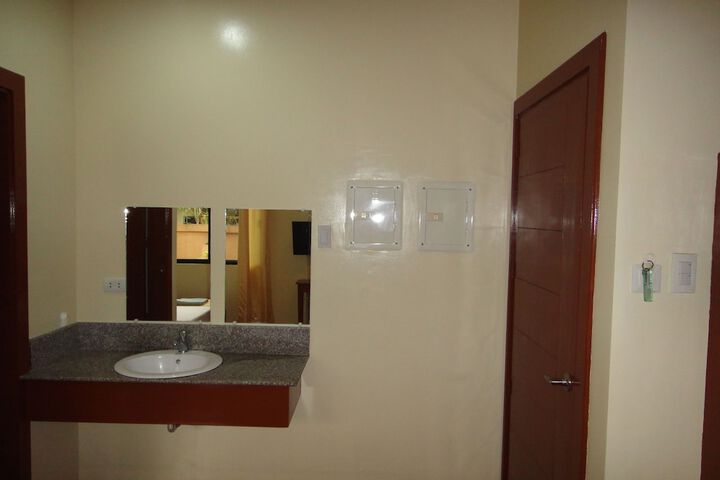 Room 32 of 38