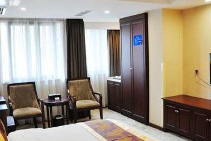 Room 7 of 8