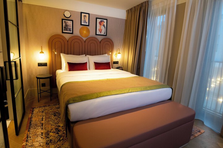 Room 6 of 147