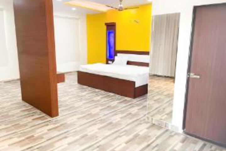 Room 4 of 5