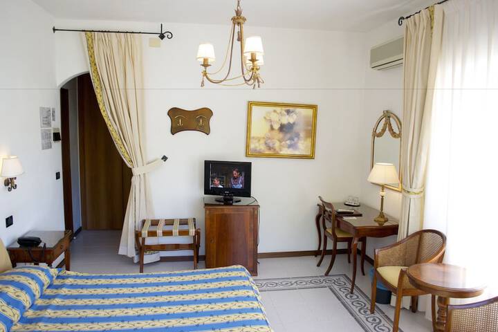 Room 10 of 102