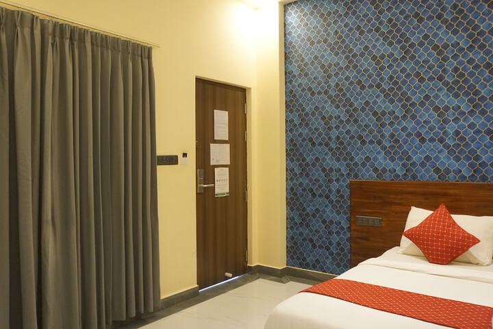 Room 8 of 128