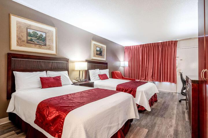 2 Double Beds (12 of 14)
