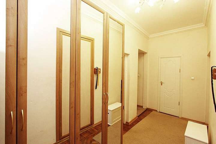 Ballroom/Hall 17 of 18