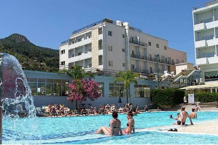 Hotel Pool