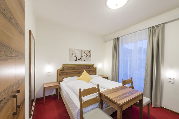 Room 9 of 48