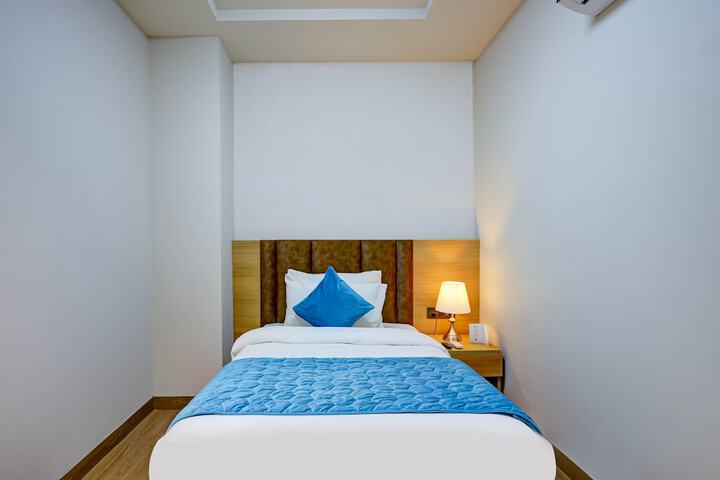 Room 13 of 18