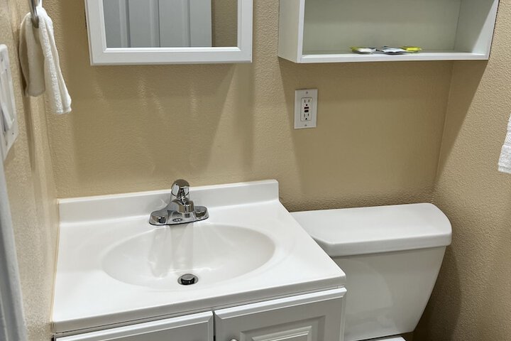 1 Queen Bed (9 of 16)