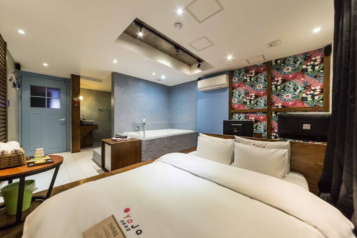 Room 28 of 95