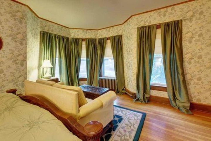 Room 10 of 100
