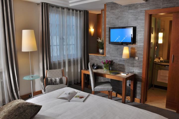 Room 16 of 38