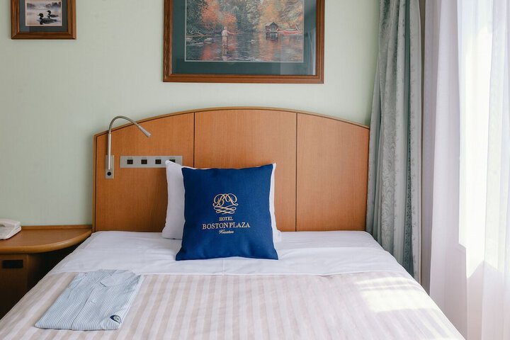 Room 5 of 107