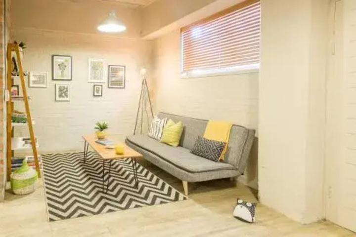 Room 8 of 12