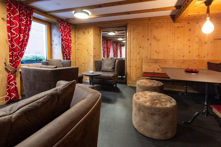 Lounge 68 of 72
