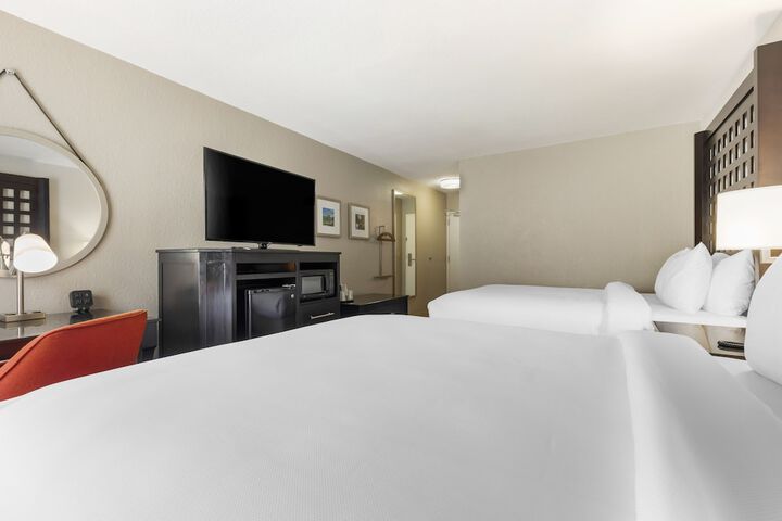2 Queen Beds (1 of 8)