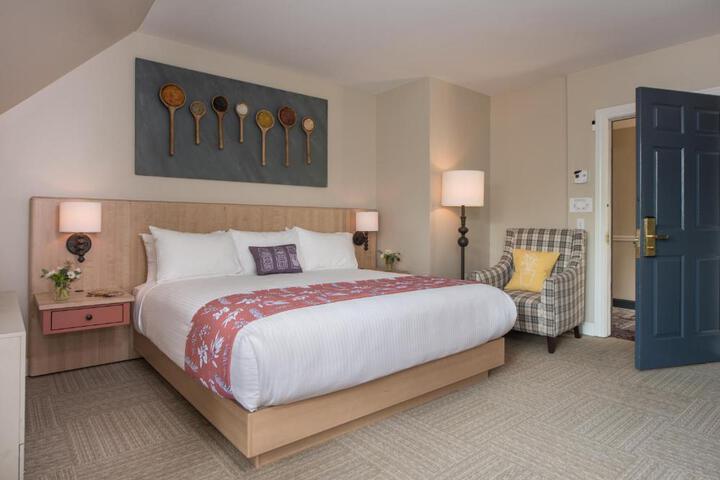 Kitchen Queen Bed Accessible (6 of 12)