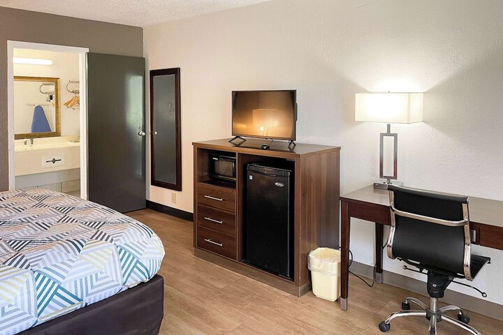 1 King Bed (4 of 5)