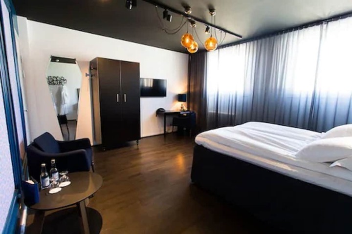 Room 52 of 117