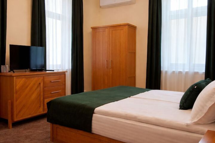 Room 8 of 16