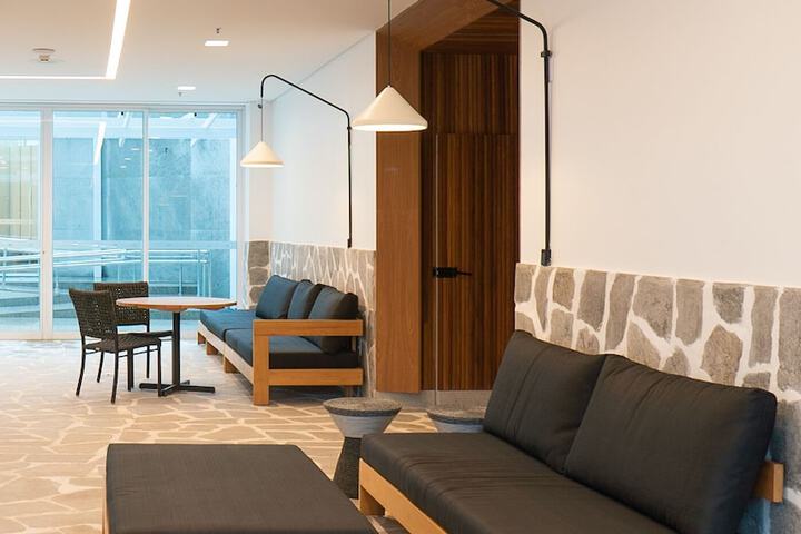 Lounge 22 of 27