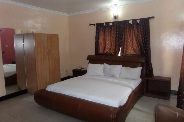 Room 9 of 18