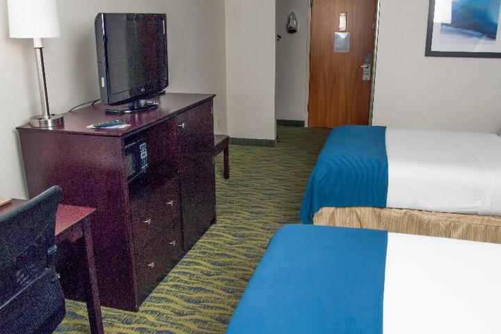 1 King Bed Pet Friendly Room Work Desk Chair with Ottoman Microwave and Refrigerator Full Breakfast (16 of 19)