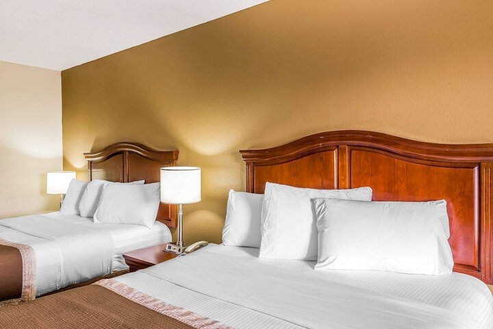 2 Queen Beds (3 of 9)