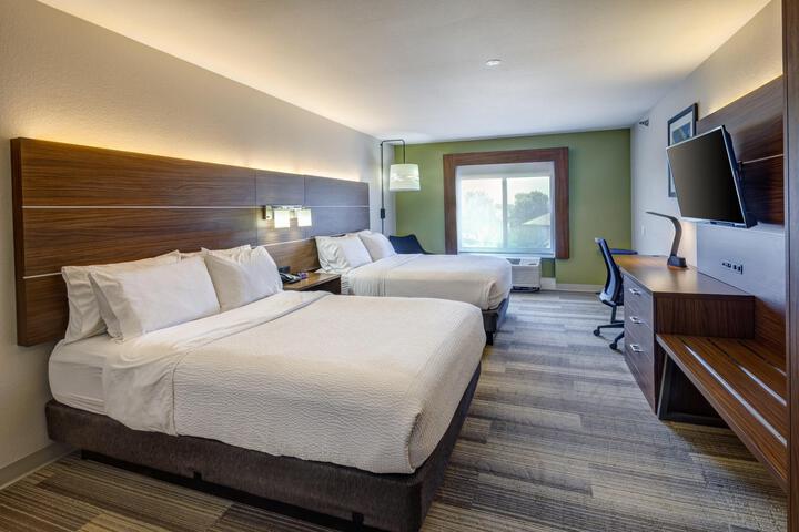 2 Queen Beds (8 of 8)
